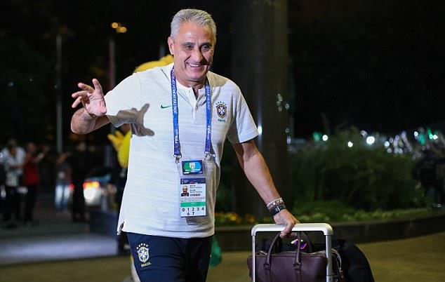 Fan cuồng đốt pháo sáng chào đón đội tuyển Brazil - Bóng Đá