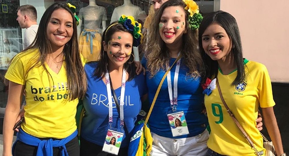Fan cuồng đốt pháo sáng chào đón đội tuyển Brazil - Bóng Đá