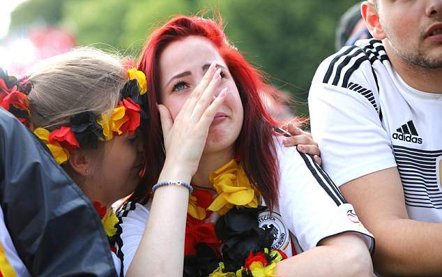 Cổ động viên Đức khóc lóc đau đớn ở Berlin - Bóng Đá