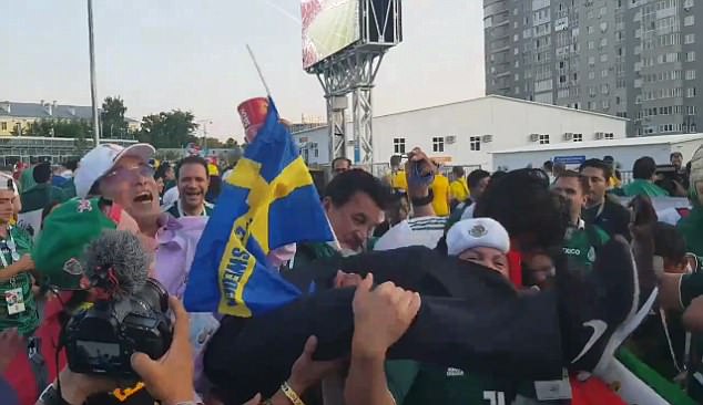 Niềm vui của fan Mexico khi nghe tin chiến thắng của ĐT Hàn Quốc trước Đức.