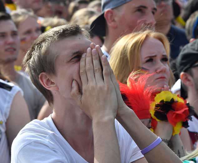 Cổ động viên Đức khóc lóc đau đớn ở Berlin - Bóng Đá