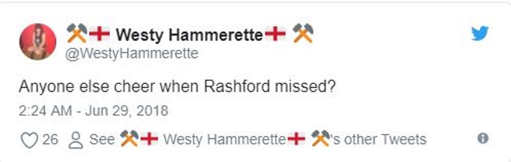 Fan tuyển Anh ăn mừng với pha bỏ lỡ của Rashford ở phút 66 - Bóng Đá