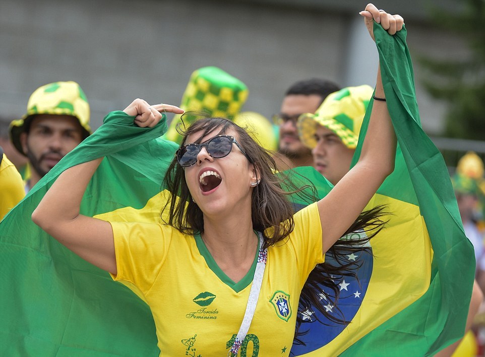 Fan chào đón đội tuyển Brazil - Bóng Đá