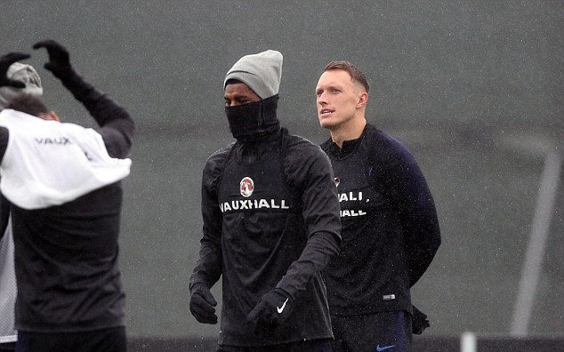 Không khí lạnh ở Nga khiến Rashford phải dùng đến trang phục đặc biệt để giữ ấm.