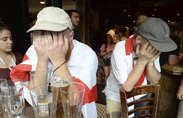 Cổ động viên Anh khóc như mưa sau thất bại của đội nhà - Bóng Đá