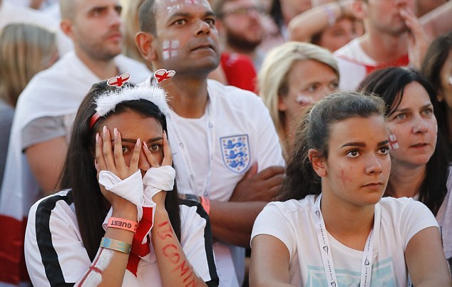 Cổ động viên Anh khóc như mưa sau thất bại của đội nhà - Bóng Đá