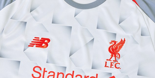 Màu đỏ logo của Liverpool và nhà tài trợ nổi bật trên nền trắng xám.