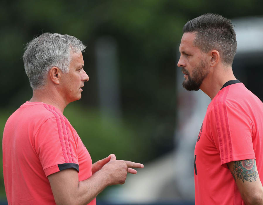 Mourinho 'đàm đạo' với nhân tố mới toanh trong buổi tập của Man United - Bóng Đá
