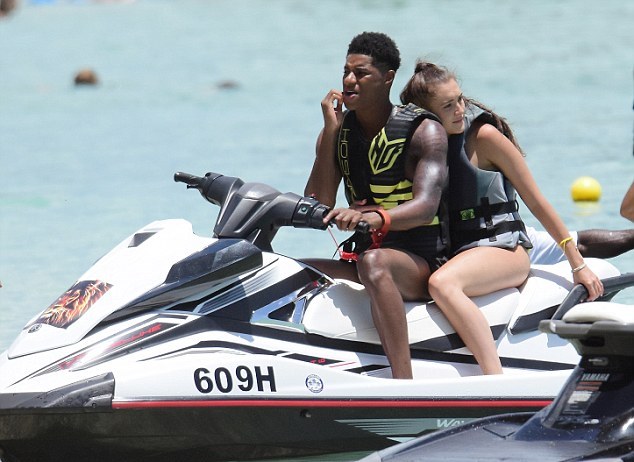 Rashford vi vu cưỡi sóng cùng người đẹp - Bóng Đá