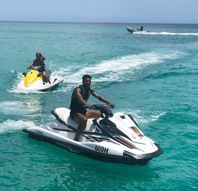 Rashford vi vu cưỡi sóng cùng người đẹp - Bóng Đá