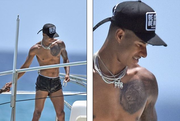 Rashford vi vu cưỡi sóng cùng người đẹp - Bóng Đá