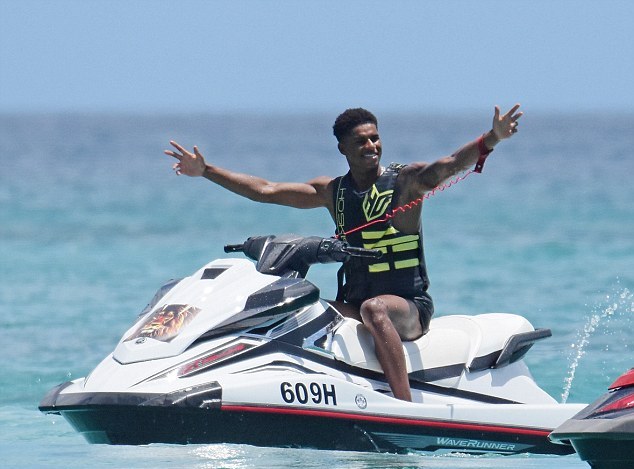 Rashford vi vu cưỡi sóng cùng người đẹp - Bóng Đá