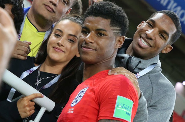 Rashford vi vu cưỡi sóng cùng người đẹp - Bóng Đá