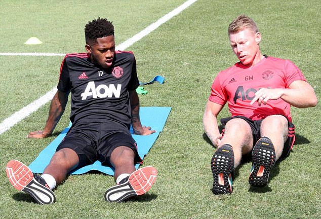 Vừa đến Mỹ, Fred đã lao vào tập luyện cùng Man Utd - Bóng Đá