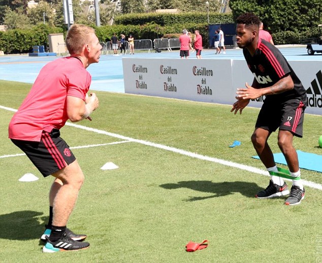 Vừa đến Mỹ, Fred đã lao vào tập luyện cùng Man Utd - Bóng Đá