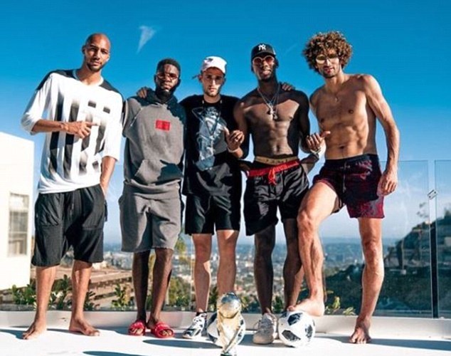 Paul Pogba gây ngạc nhiên khi mặc áo Argentina của Dybala - Bóng Đá