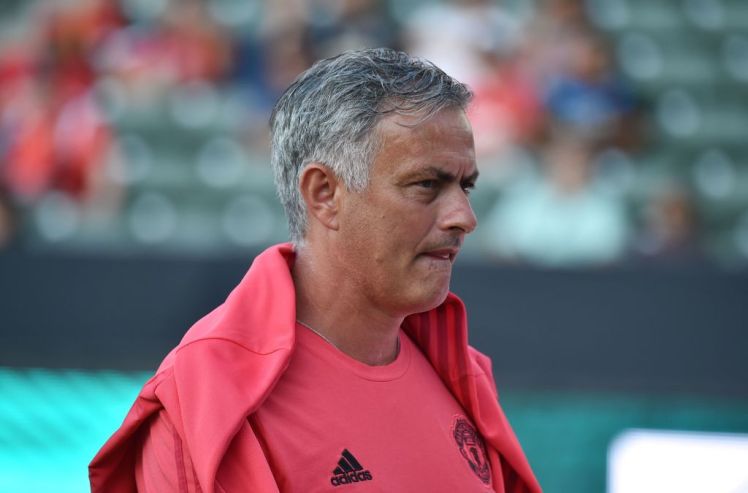 Không mua được trung vệ, Mourinho kéo tiền vệ ngôi sao về hàng thủ - Bóng Đá