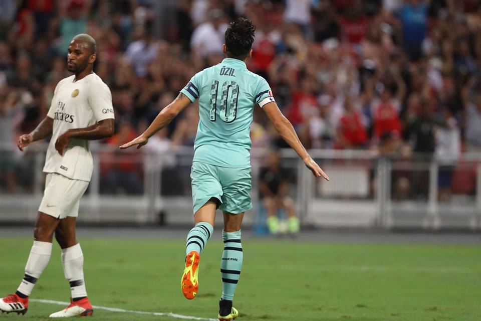 Ozil đã trở lại mạnh mẽ cùng Arsenal trước mùa bóng mới.