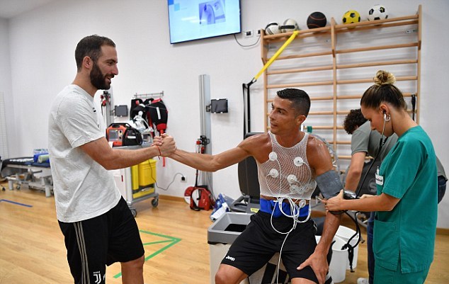 Ronaldo tay bắt mặt mừng với các đồng đội mới - Bóng Đá