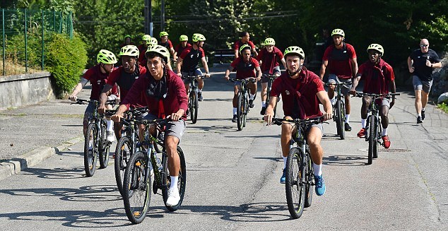 Alisson lần đầu trổ tài bắt bóng trước mặt các đồng đội Liverpool - Bóng Đá