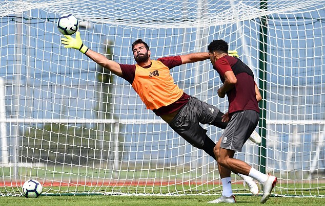Alisson lần đầu trổ tài bắt bóng trước mặt các đồng đội Liverpool - Bóng Đá