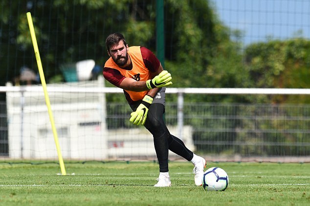 Alisson lần đầu trổ tài bắt bóng trước mặt các đồng đội Liverpool - Bóng Đá