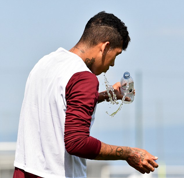 Alisson lần đầu trổ tài bắt bóng trước mặt các đồng đội Liverpool - Bóng Đá