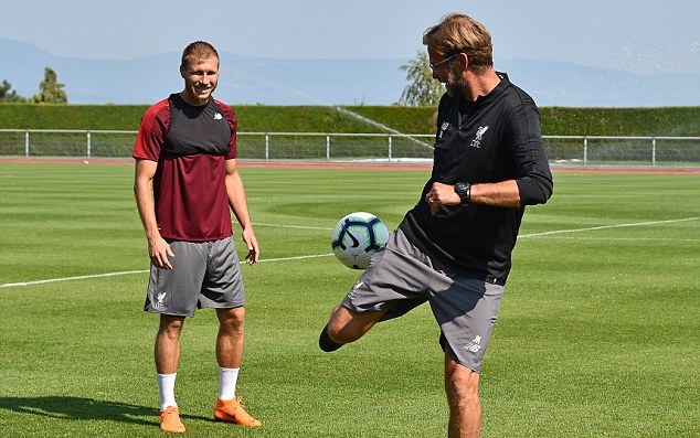 Alisson lần đầu trổ tài bắt bóng trước mặt các đồng đội Liverpool - Bóng Đá