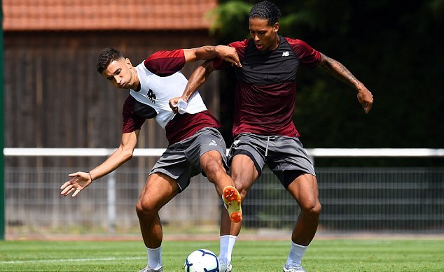 Alisson lần đầu trổ tài bắt bóng trước mặt các đồng đội Liverpool - Bóng Đá
