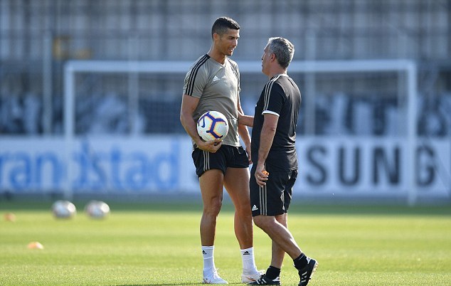 Dybala 'chỉ biết đứng nhìn' cặp giò khủng của Cristiano Ronaldo - Bóng Đá