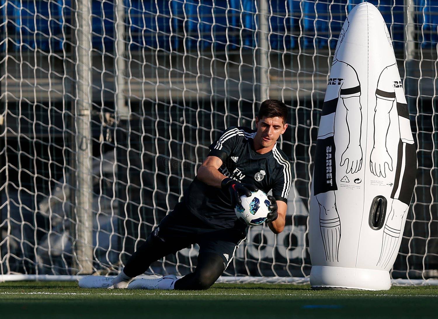 Thibaut Courtois ghi điểm ngay từ buổi tập đầu tiên cùng Real - Bóng Đá