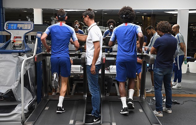 Jorginho và Willian thoải mái với bài kiểm tra thể lực.