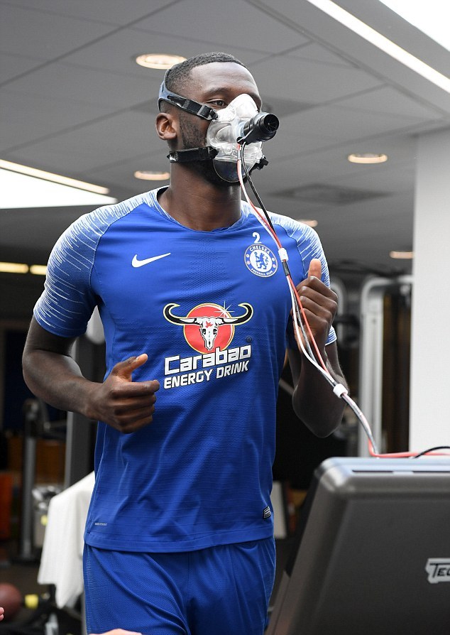 Antonio Rudiger là cầu thủ quan trọng nơi hàng thủ The Blues.