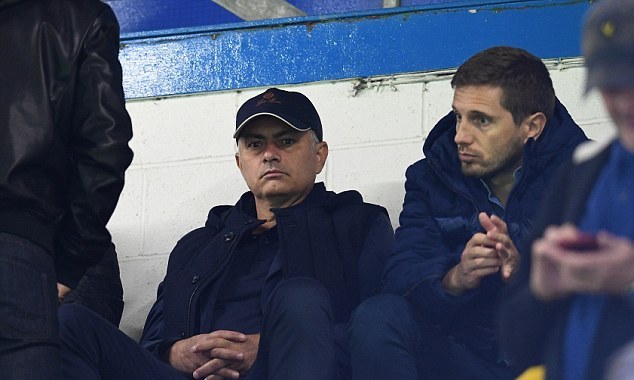 Áp lực đè nặng, Mourinho đội mũ đen đi 'do thám' Burnley - Bóng Đá