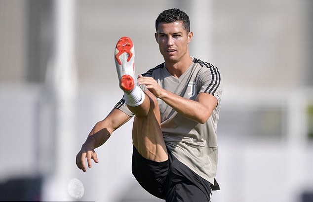 Ronaldo bất ngờ xuất hiện với quầng mắt thâm tím - Bóng Đá