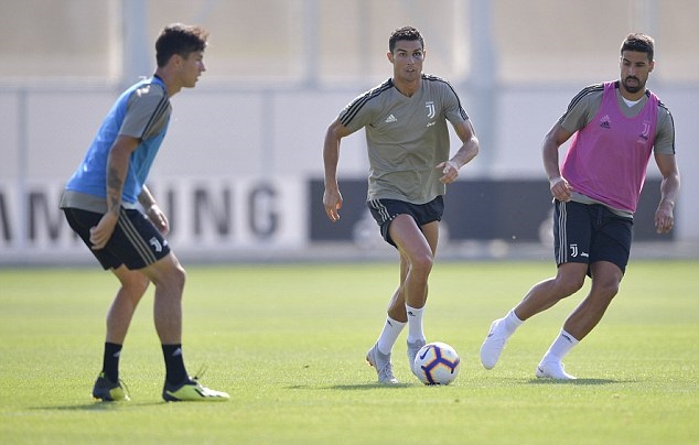 Ronaldo bất ngờ xuất hiện với quầng mắt thâm tím - Bóng Đá