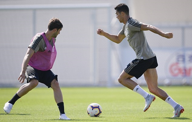 Ronaldo bất ngờ xuất hiện với quầng mắt thâm tím - Bóng Đá