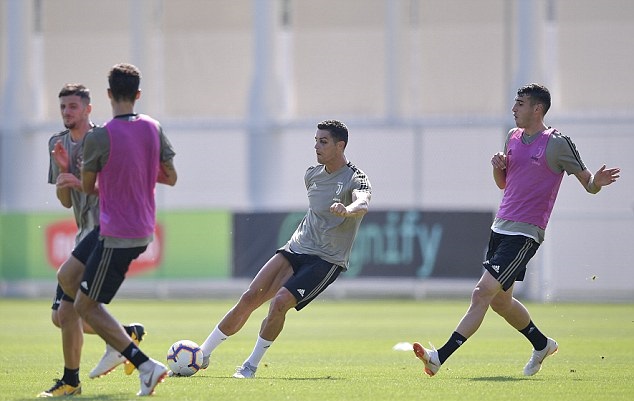 Ronaldo bất ngờ xuất hiện với quầng mắt thâm tím - Bóng Đá