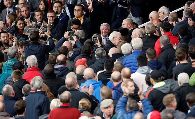 Sir Alex xuất hiện, biển người đứng dậy tôn vinh - Bóng Đá