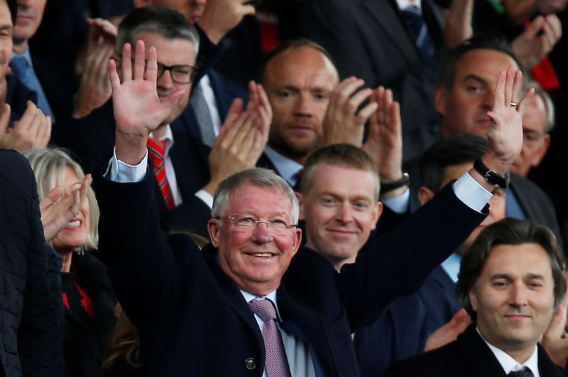Sir Alex xuất hiện, biển người đứng dậy tôn vinh - Bóng Đá