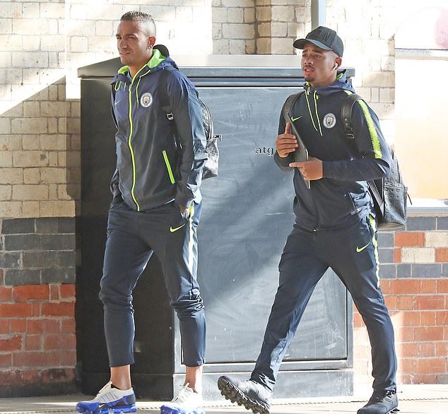Bộ đôi người Brazil Danilo (trái) và Gabriel Jesus.