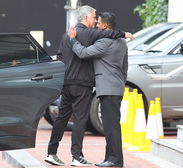 Mourinho ở khách sạn - Bóng Đá