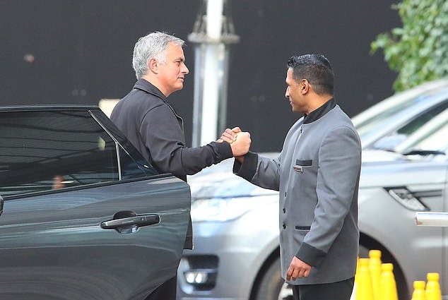 Mourinho ở khách sạn - Bóng Đá