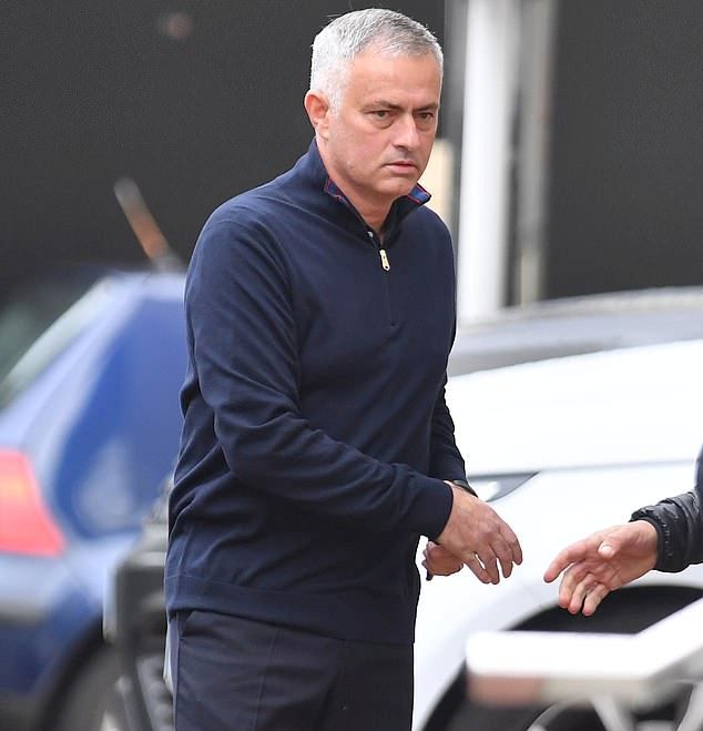 Mourinho rời khách sạn Lowry - Bóng Đá