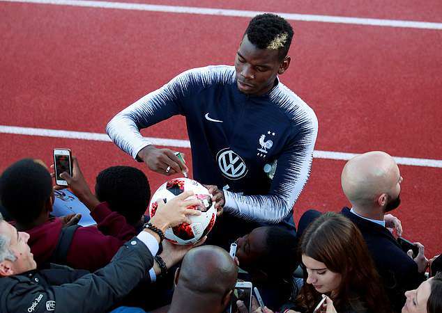 Pogba tặng chữ ký - Bóng Đá