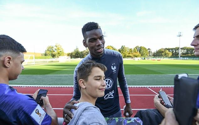 Pogba tặng chữ ký - Bóng Đá