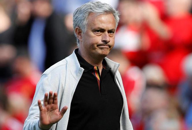 HLV Mourinho đang gặp khó với những trung vệ đang có trong tay.