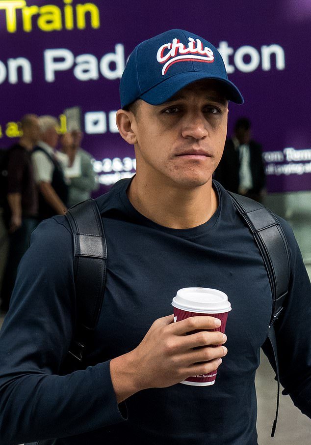 Khuôn mặt không mấy vui vẻ của Sanchez.