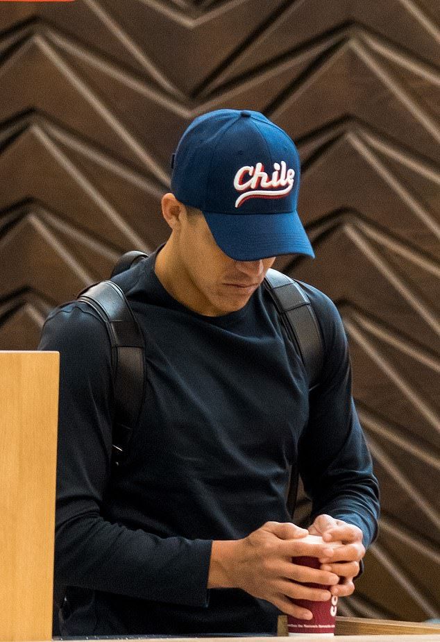 Sanchez cũng không còn được HLV Mourinho đặt trọn niềm tin nữa.