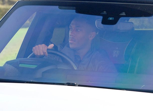 Rashford bị chặn đường trên đường đến sân tập - Bóng Đá